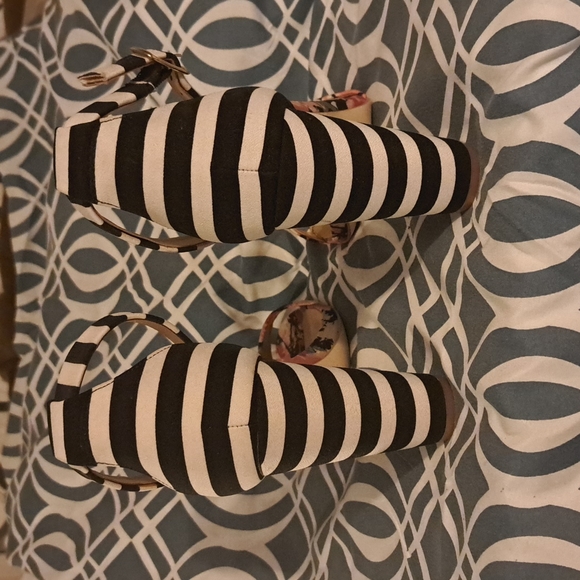 Beautiful striped-flowered open toe heels - Picture 2 of 3